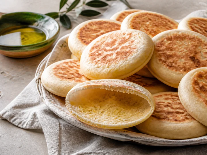 Petits pains batbout marocains dorés à la poêle avec une poche ouverte