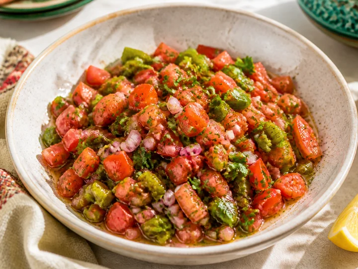 Salade marocaine colorée de tomates, poivrons verts grillés, oignon et coriandre